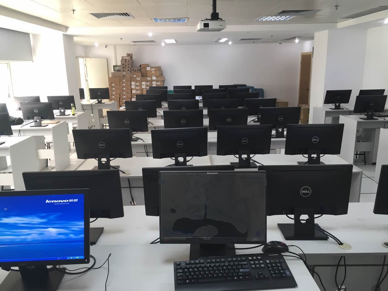 廈門市集美區(qū)人力資源中心培訓(xùn)室 云桌面產(chǎn)品與虛擬化方案助推教育咨詢服務(wù)發(fā)展